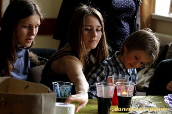 Як маленьких лучан вчили малювати писанки. ФОТО