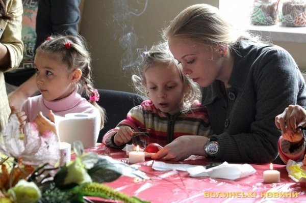 Як маленьких лучан вчили малювати писанки. ФОТО