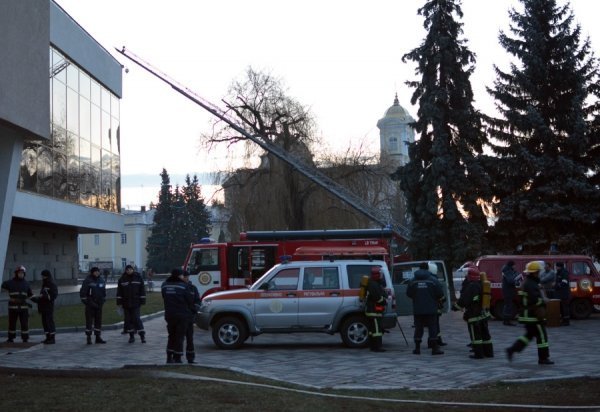 У Луцьку гасили пожежу в драмтеатрі