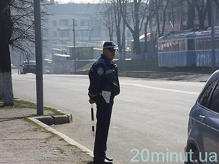 У Вінниці людей від Януковича відганяла ДАІ. ФОТО