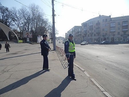У Вінниці людей від Януковича відганяла ДАІ. ФОТО