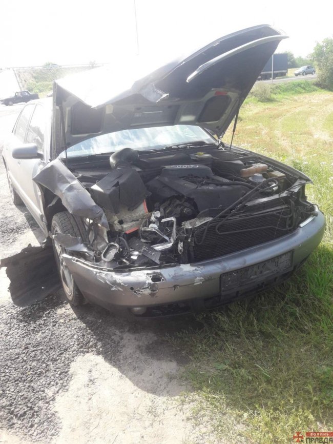 Неподалік Луцька – аварія, одна автівка перекинулася на дах. ФОТО