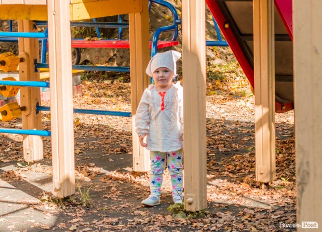 Усміхнені лучани в день народження смайлика. ФОТО
