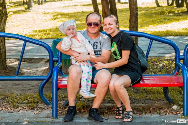 Усміхнені лучани в день народження смайлика. ФОТО