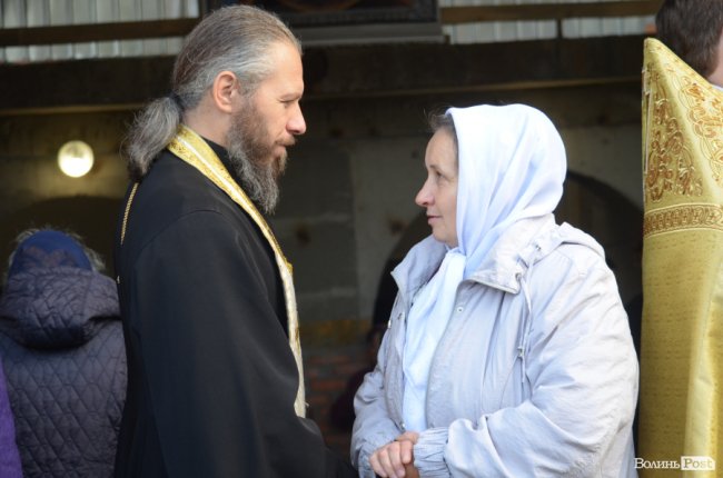 Килим із квітів та цілування рук: як у Луцьку зустріли Онуфрія. ФОТОРЕПОРТАЖ