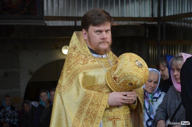 Килим із квітів та цілування рук: як у Луцьку зустріли Онуфрія. ФОТОРЕПОРТАЖ