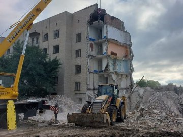 Під завалами житлового будинку на Донеччині виявили 34 загиблих, серед них – 9-річний хлопчик