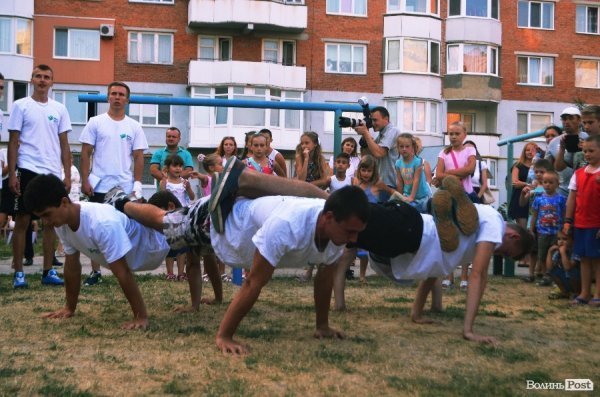 Акробати та гімнасти відкрили спортивний майданчик у Луцьку. ФОТО