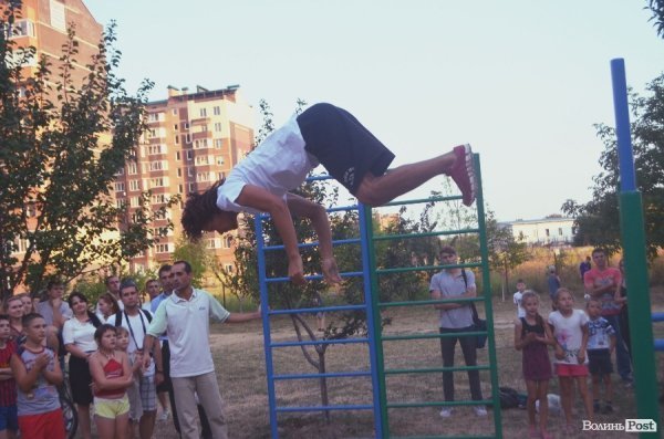 Акробати та гімнасти відкрили спортивний майданчик у Луцьку. ФОТО