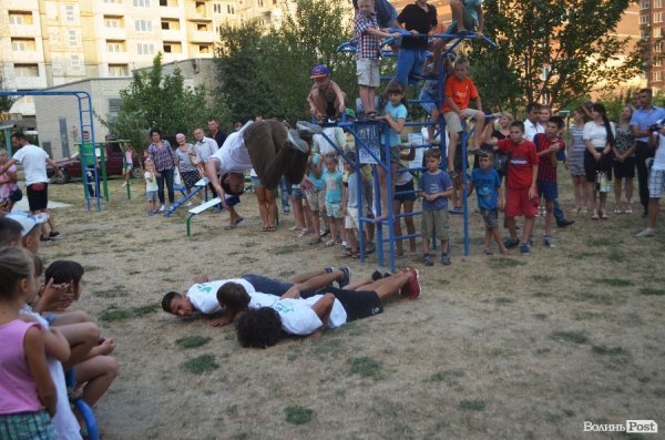 Акробати та гімнасти відкрили спортивний майданчик у Луцьку. ФОТО