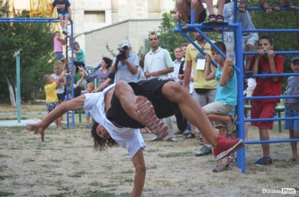 Акробати та гімнасти відкрили спортивний майданчик у Луцьку. ФОТО