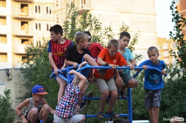 Акробати та гімнасти відкрили спортивний майданчик у Луцьку. ФОТО