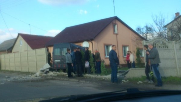 Аварія в Луцьку: бус врізався у будинок