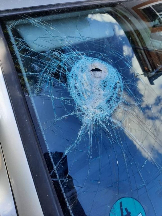 На Волині невідомі побили автівку потенційного кандидата в мери. ФОТО