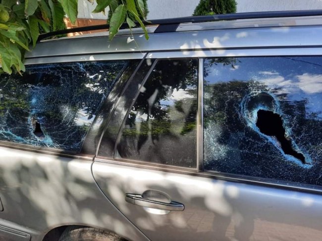 На Волині невідомі побили автівку потенційного кандидата в мери. ФОТО