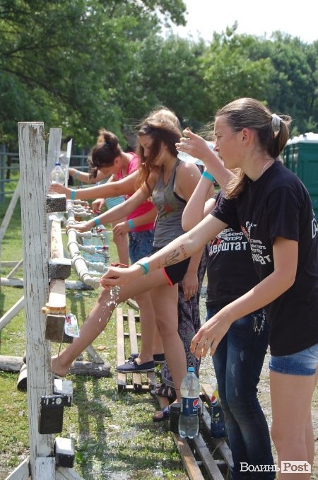 Неподалік від сцени можна побулькатися у воді