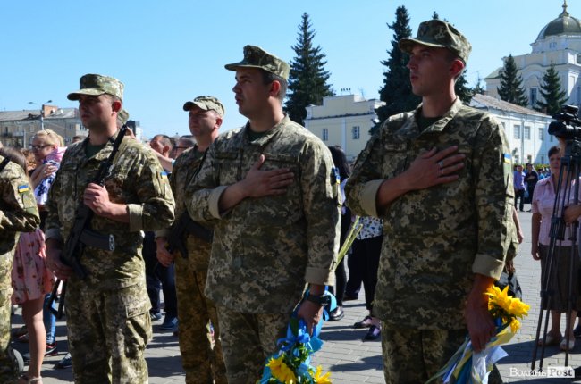 «Вітаємо вдома»:  Луцьк зустрів військових авіаторів. ФОТО