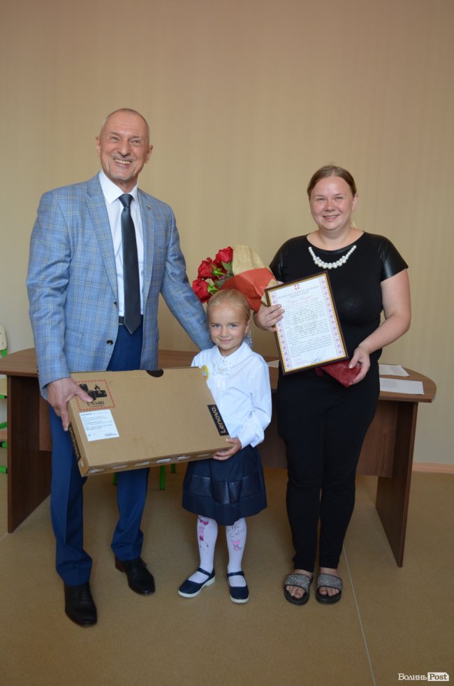 Президент подарував ноутбук луцькій школярці