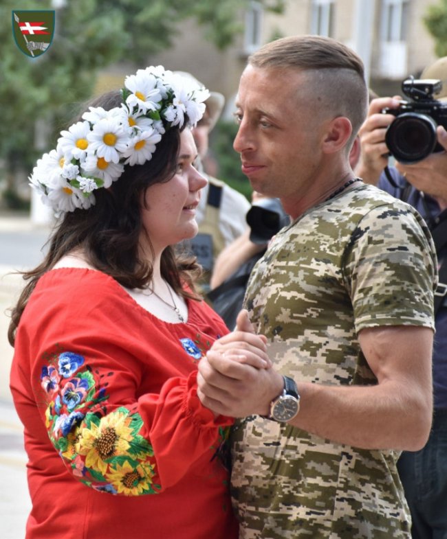 У волинській бригаді, яка воює на передовій, відгуляли подвійне весілля. ФОТО