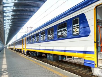 Через обстріли інфраструктури затримується низка поїздів