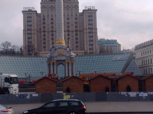 Йолка, Майдан, спецназ і квіти. ФОТО