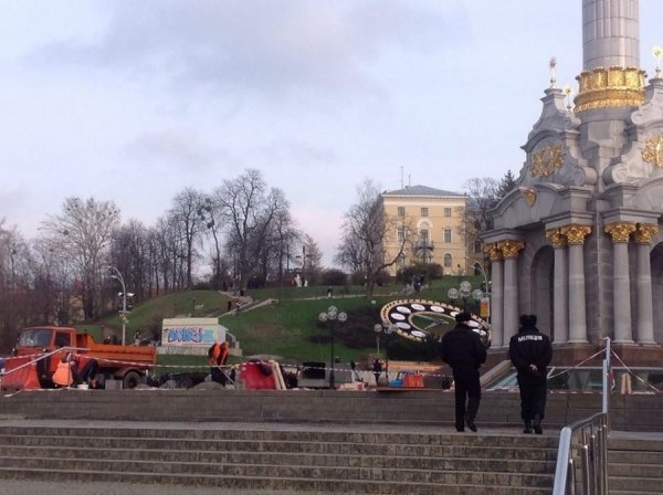Йолка, Майдан, спецназ і квіти. ФОТО