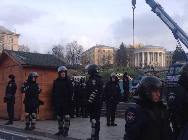 Йолка, Майдан, спецназ і квіти. ФОТО