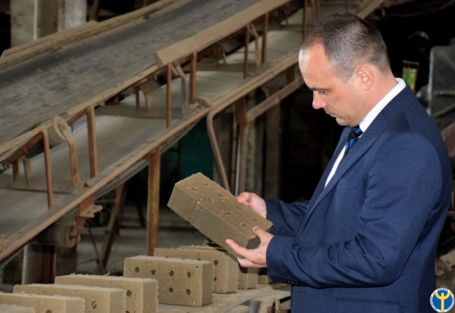 «Навчимо виготовляти цеглу»: волинян кличуть на роботу на керамічний завод. ФОТО