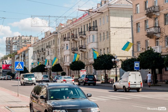 Синьо-жовтий Луцьк: як місто чепуриться до святкувань. ФОТО
