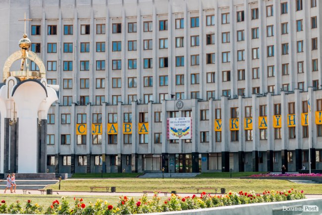 Синьо-жовтий Луцьк: як місто чепуриться до святкувань. ФОТО