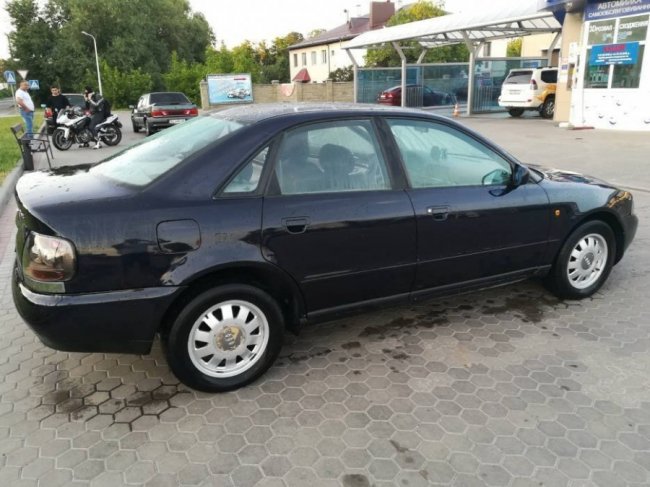 У Луцьку купили машину за фальшиві долари. ФОТО