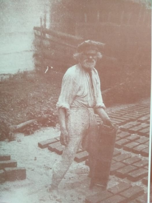 Як на Волині виготовляли цеглу на початку ХХ століття. РЕТРОФОТО