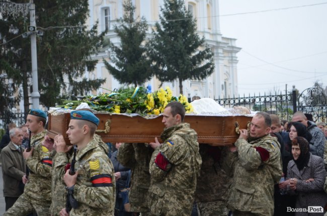 «Він захищав не лише свою сім‘ю»: у Луцьку попрощалися з Героєм. ФОТОРЕПОРТАЖ