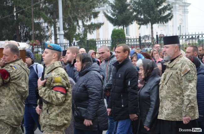 «Він захищав не лише свою сім‘ю»: у Луцьку попрощалися з Героєм. ФОТОРЕПОРТАЖ