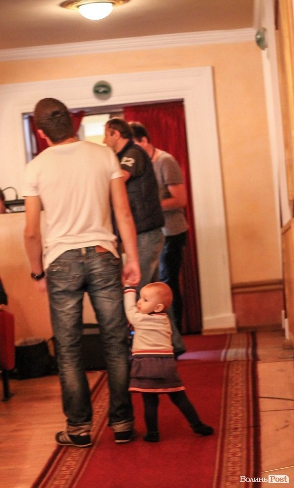 У Луцьку американка співала заради миру в Україні. ФОТО