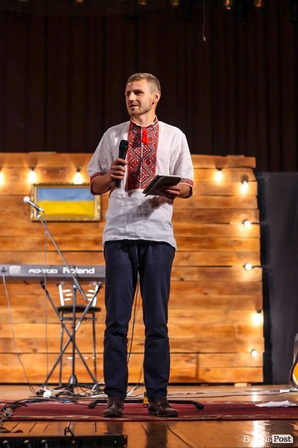 У Луцьку американка співала заради миру в Україні. ФОТО