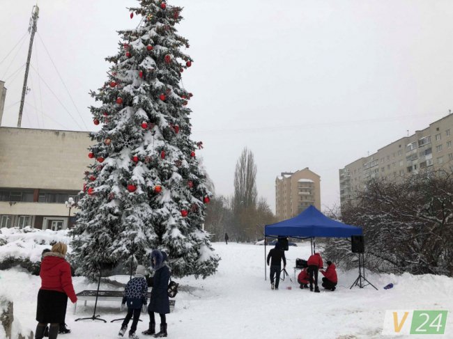 Вперше біля луцького РАЦСу прикрасили новорічну красуню. ФОТО