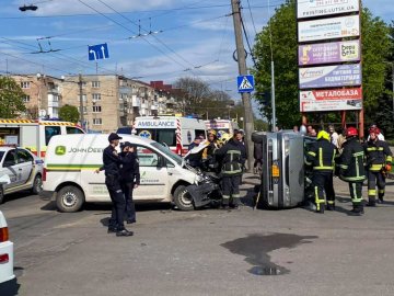 Автівка перевернулася: у Луцьку сталася аварія біля готелю «Лучеськ». ФОТО