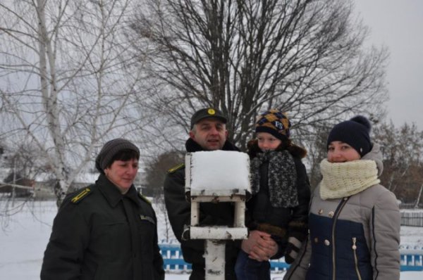 Лісівники і дітлахи на Волині виготовили сотні годівничок