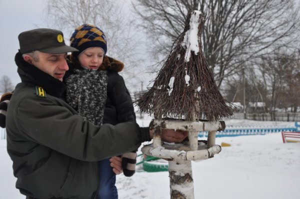 Лісівники і дітлахи на Волині виготовили сотні годівничок