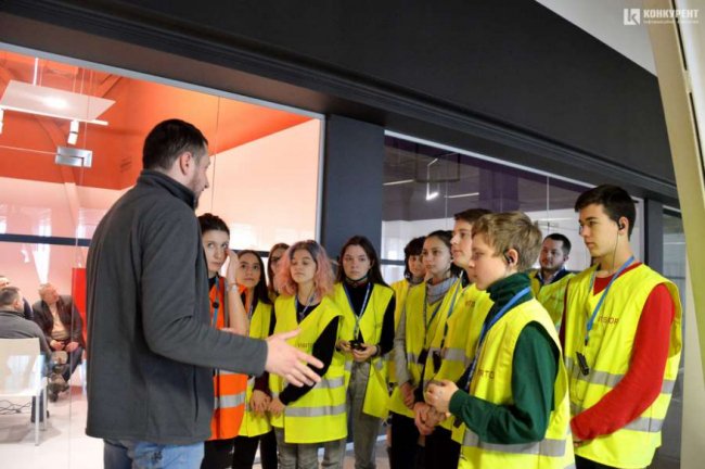 Луцьким школярам показали, як працює великий місцевий завод. ФОТО