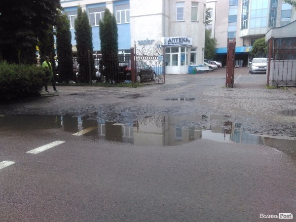 Сьогодні дощовий Луцьк. ФОТОРЕПОРТАЖ