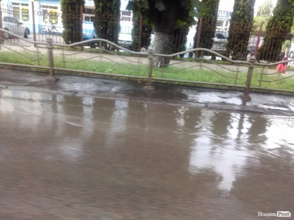 Сьогодні дощовий Луцьк. ФОТОРЕПОРТАЖ