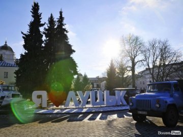 Новий Рік приходить: Луцькі ялинки прикрашають