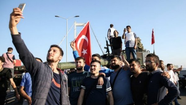 Громадяни Туреччині допомогли зупинити спробу військового перевороту. ФОТО