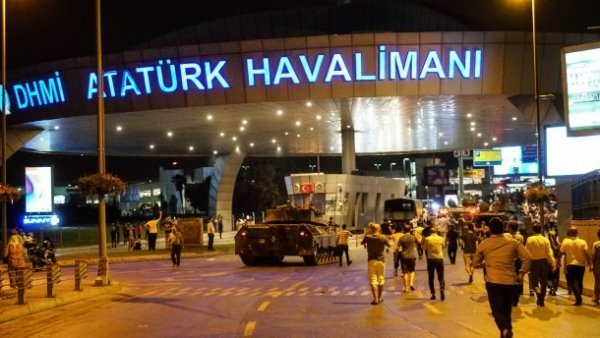 Громадяни Туреччині допомогли зупинити спробу військового перевороту. ФОТО