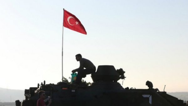 Громадяни Туреччині допомогли зупинити спробу військового перевороту. ФОТО