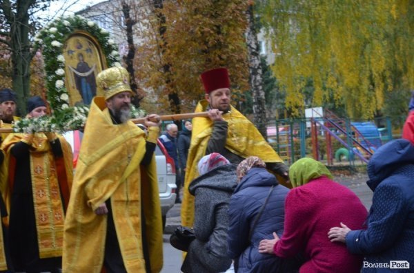 Священнослужителі пронесли через центр Луцька церковні святині. ФОТО