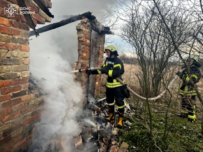На Волині горіли житловий будинок, дача та сіно