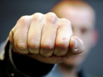 На Волині п'яний неповнолітній до реанімації побив чоловіка